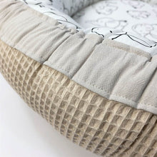 Afbeelding in Gallery-weergave laden, Babynestje Dombo olifantje zwartwit zand wafel monochroom neutraal