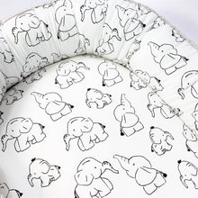 Afbeelding in Gallery-weergave laden, Babynestje Dombo olifantje zwartwit zand wafel monochroom neutraal