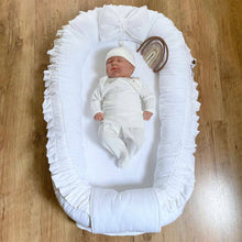 Afbeelding in Gallery-weergave laden, Babynestje Feline wit bamboe wit katoen ruffle strik luxe