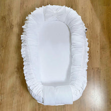 Afbeelding in Gallery-weergave laden, Babynestje Feline wit bamboe wit katoen ruffle strik luxe