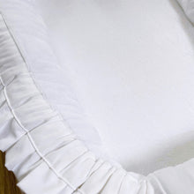 Afbeelding in Gallery-weergave laden, Babynestje Feline wit bamboe wit katoen ruffle strik luxe