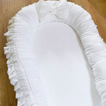 Afbeelding in Gallery-weergave laden, Babynestje Feline wit bamboe wit katoen ruffle strik luxe