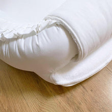 Afbeelding in Gallery-weergave laden, Babynestje Feline wit bamboe wit katoen ruffle strik luxe