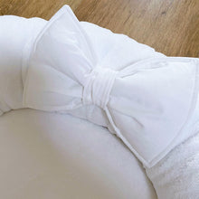 Afbeelding in Gallery-weergave laden, Babynestje Feline wit bamboe wit katoen ruffle strik luxe