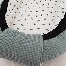 Afbeelding in Gallery-weergave laden, Babynestje Julian sapphire oudgroen wafel monochrome veertjes