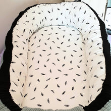 Afbeelding in Gallery-weergave laden, Babynestje Julian sapphire oudgroen wafel monochrome veertjes