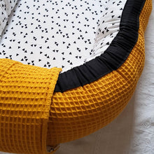 Afbeelding in Gallery-weergave laden, Babynestje London okergeel zwart wit wafel monochrome driehoekjes