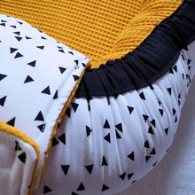 Afbeelding in Gallery-weergave laden, Babynestje London okergeel zwart wit wafel monochrome driehoekjes