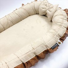Afbeelding in Gallery-weergave laden, Babynestje Novee beige bruin suedine broderie strik direct leverbaar