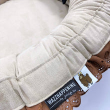 Afbeelding in Gallery-weergave laden, Babynestje Novee beige bruin suedine broderie strik direct leverbaar