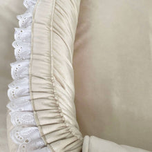 Afbeelding in Gallery-weergave laden, Babynestje Richelle ecru licht beige luxury velvet broderie strik
