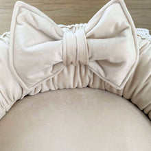 Afbeelding in Gallery-weergave laden, Babynestje Richelle ecru licht beige luxury velvet broderie strik