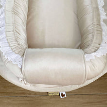 Afbeelding in Gallery-weergave laden, Babynestje Richelle ecru licht beige luxury velvet broderie strik