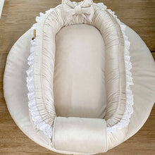 Afbeelding in Gallery-weergave laden, Babynestje Richelle ecru licht beige luxury velvet broderie strik