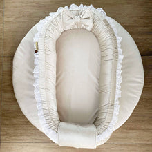 Afbeelding in Gallery-weergave laden, Babynestje Richelle ecru licht beige luxury velvet broderie strik