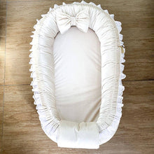 Afbeelding in Gallery-weergave laden, Babynestje Richelle ecru licht beige luxury velvet broderie strik