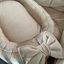Afbeelding in Gallery-weergave laden, Babynestje Velvet luxury zand champagne strik