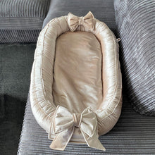 Afbeelding in Gallery-weergave laden, Babynestje Velvet luxury zand champagne strik