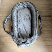 Afbeelding in Gallery-weergave laden, Babynestje Velvet luxury donkergrijs grijs strik fluweel