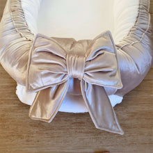 Afbeelding in Gallery-weergave laden, Babynestje Velvet Bamboe strik zand ecru champagne