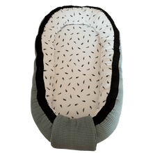 Afbeelding in Gallery-weergave laden, Babynestje Julian sapphire oudgroen wafel monochrome veertjes