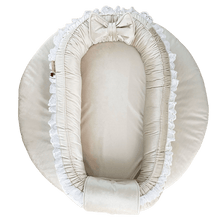 Afbeelding in Gallery-weergave laden, Babynestje Richelle ecru licht beige luxury velvet broderie strik