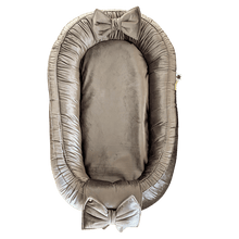 Afbeelding in Gallery-weergave laden, Babynestje Velvet luxury taupe bruin/grijs strik