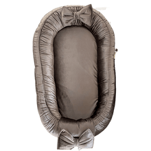 Afbeelding in Gallery-weergave laden, Babynestje Velvet luxury taupe bruin/grijs strik