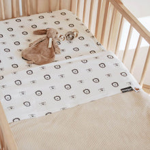 Afbeelding in Gallery-weergave laden, Hoeslaken Jungle - wit - zwart - leeuwtjes - monochrome - in 5 kleuren beschikbaar