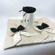 Afbeelding in Gallery-weergave laden, Boxbekleding Velvet-ecru-licht beige-zwart-boxkleed-omranding-boxstrik