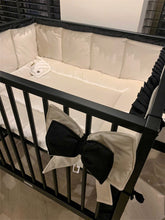 Afbeelding in Gallery-weergave laden, Boxbekleding Velvet-ecru-licht beige-zwart-boxkleed-omranding-boxstrik