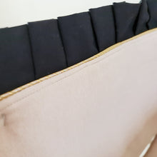 Afbeelding in Gallery-weergave laden, Babydekentje Jaimy-zand-zwart-ruffles-plooirand-ruches-goud-bamboe