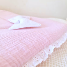 Afbeelding in Gallery-weergave laden, Boxkleed Cassy - roze - strikje - broderie - kant - hydrofiel - vierkant