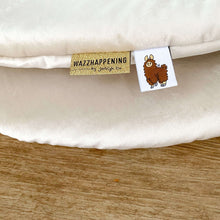 Afbeelding in Gallery-weergave laden, Boxbekleding Velvet-ecru-licht beige-zwart-boxkleed-omranding-boxstrik