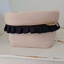 Afbeelding in Gallery-weergave laden, Babydekentje Jaimy-zand-zwart-ruffles-plooirand-ruches-goud-bamboe