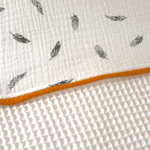 Afbeelding in Gallery-weergave laden, Dekbedovertrek Berlin-offwhite-oker-veertjes-wafel-hydrofiel