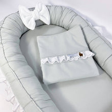 Afbeelding in Gallery-weergave laden, Babydekentje Dakota - lichtgrijs - wit - broderie - landelijk - kant