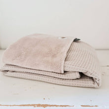 Afbeelding in Gallery-weergave laden, Babydekentje Harper - wafel - bamboe - beige - zand