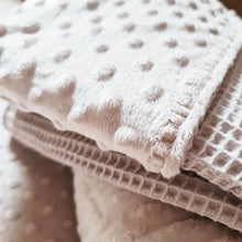 Afbeelding in Gallery-weergave laden, Babydekentje Hazel - zand - wafel - minky velours