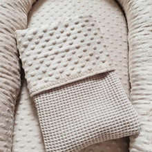 Afbeelding in Gallery-weergave laden, Babydekentje Hazel - zand - wafel - minky velours