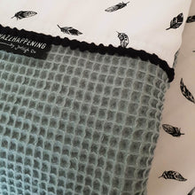 Afbeelding in Gallery-weergave laden, Babydekentje Julian - in 30 kleuren - wafel - wit