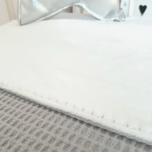 Afbeelding in Gallery-weergave laden, Babydekentje Marlon - grijs - wit - wafel - teddy