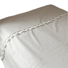 Afbeelding in Gallery-weergave laden, Babydekentje Noella-zand-creme-linnen-broderie-landelijk-strik