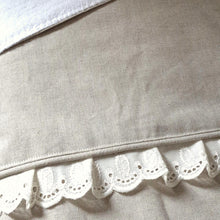 Afbeelding in Gallery-weergave laden, Babydekentje Noella-zand-creme-linnen-broderie-landelijk-strik