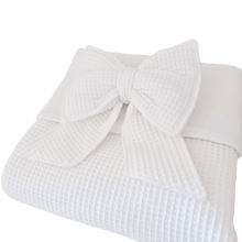 Afbeelding in Gallery-weergave laden, Babydekentje Strik - in 30 kleuren - wit - wafel - teddy