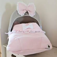 Afbeelding in Gallery-weergave laden, Dekje Cassy - lichtroze - wit - hydrofiel - broderie - kant - landelijk