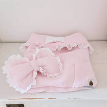 Afbeelding in Gallery-weergave laden, Dekje Cassy - lichtroze - wit - hydrofiel - broderie - kant - landelijk
