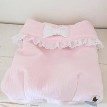 Afbeelding in Gallery-weergave laden, Dekje Cassy - lichtroze - wit - hydrofiel - broderie - kant - landelijk