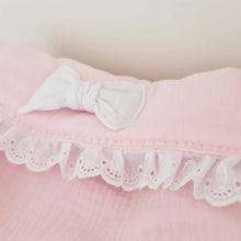 Afbeelding in Gallery-weergave laden, Dekje Cassy - lichtroze - wit - hydrofiel - broderie - kant - landelijk
