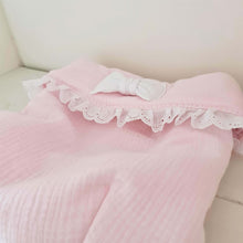Afbeelding in Gallery-weergave laden, Dekje Cassy - lichtroze - wit - hydrofiel - broderie - kant - landelijk